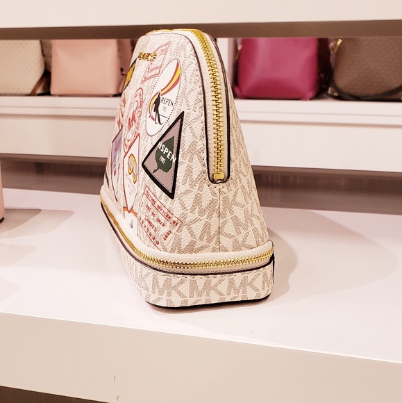 MICHAEL KORS ASPEN LG MULTI FUNCTION TRAVEL POUCH - Picture 2 of 6